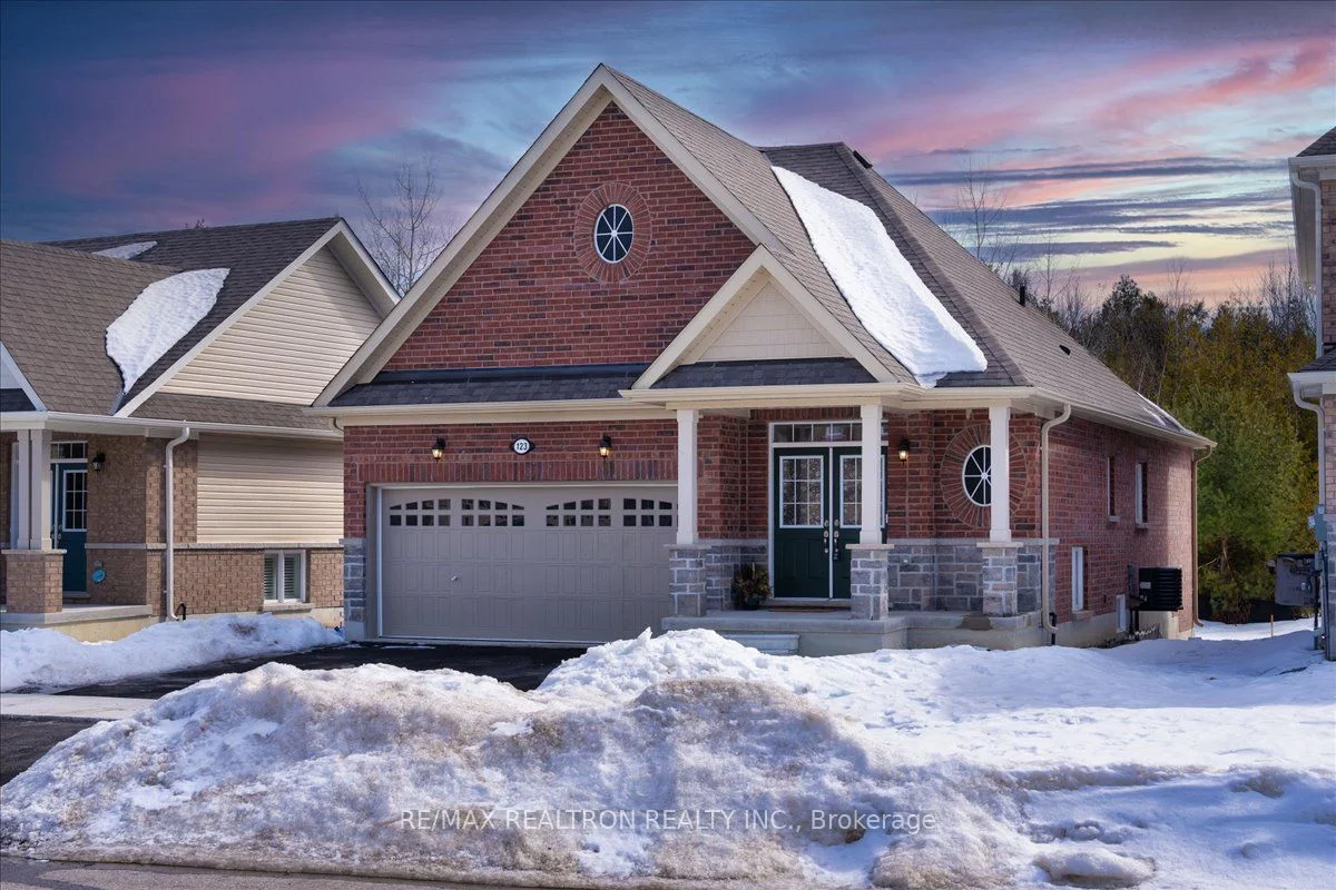 123 Hawkins Street, Georgina, On L0e 1r0