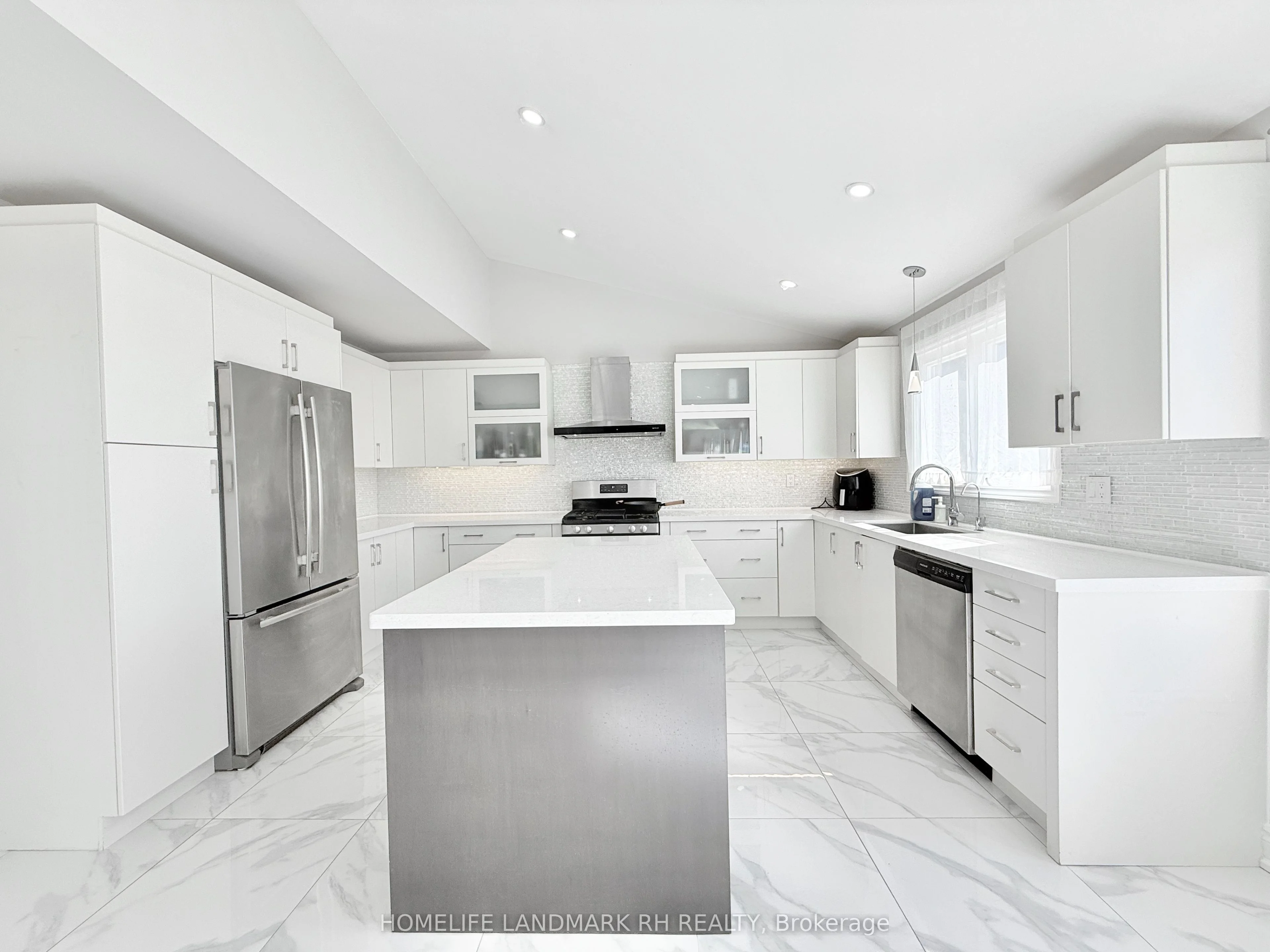138 Strathearn Avenue, Richmond Hill, ON L4B 2L7