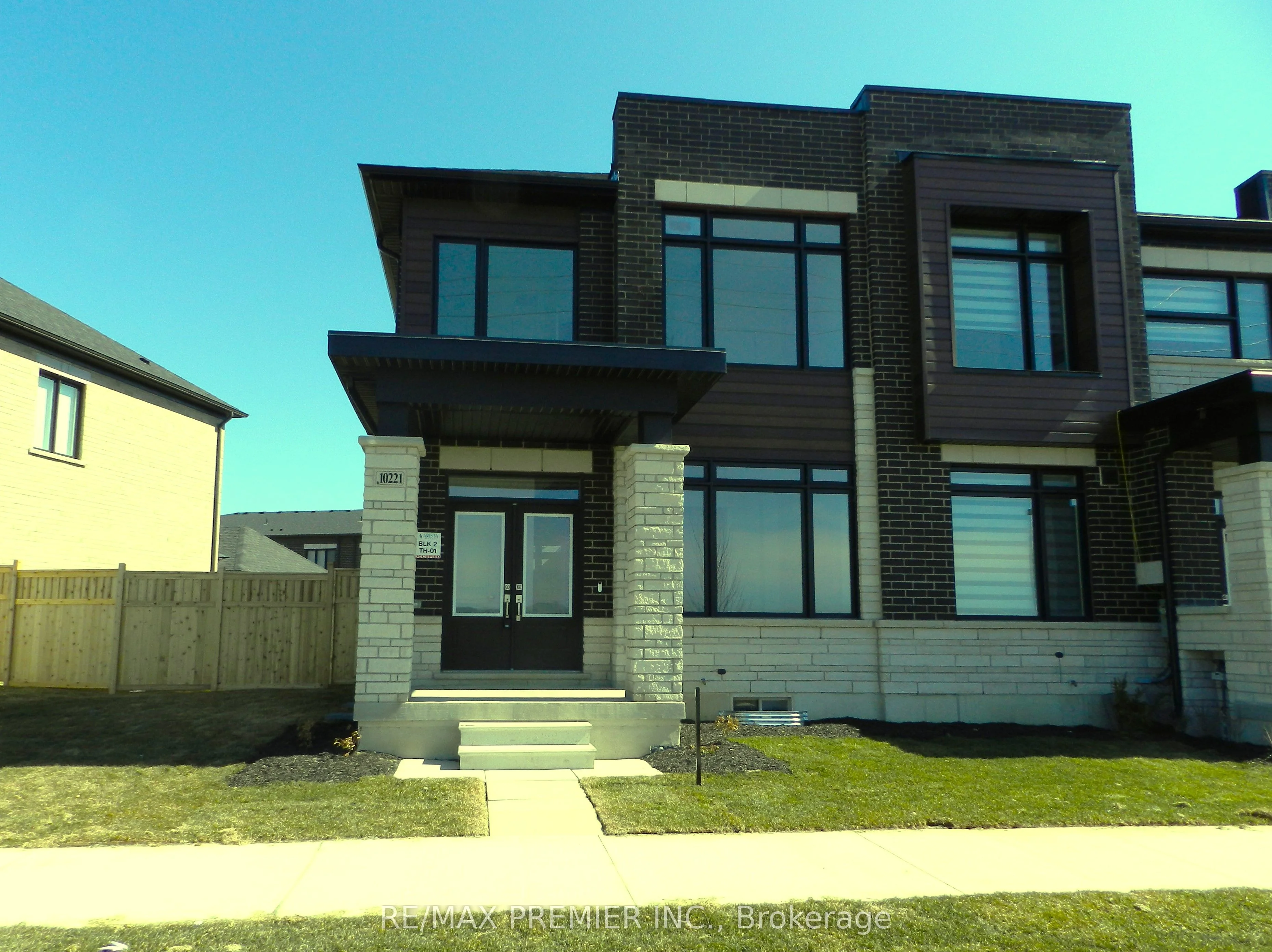 10221 Huntington Road W, Vaughan, ON L0J 1C0