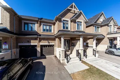 Att/Row/Townhouse in East Gwillimbury
