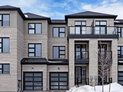 Att/Row/Townhouse in Newmarket