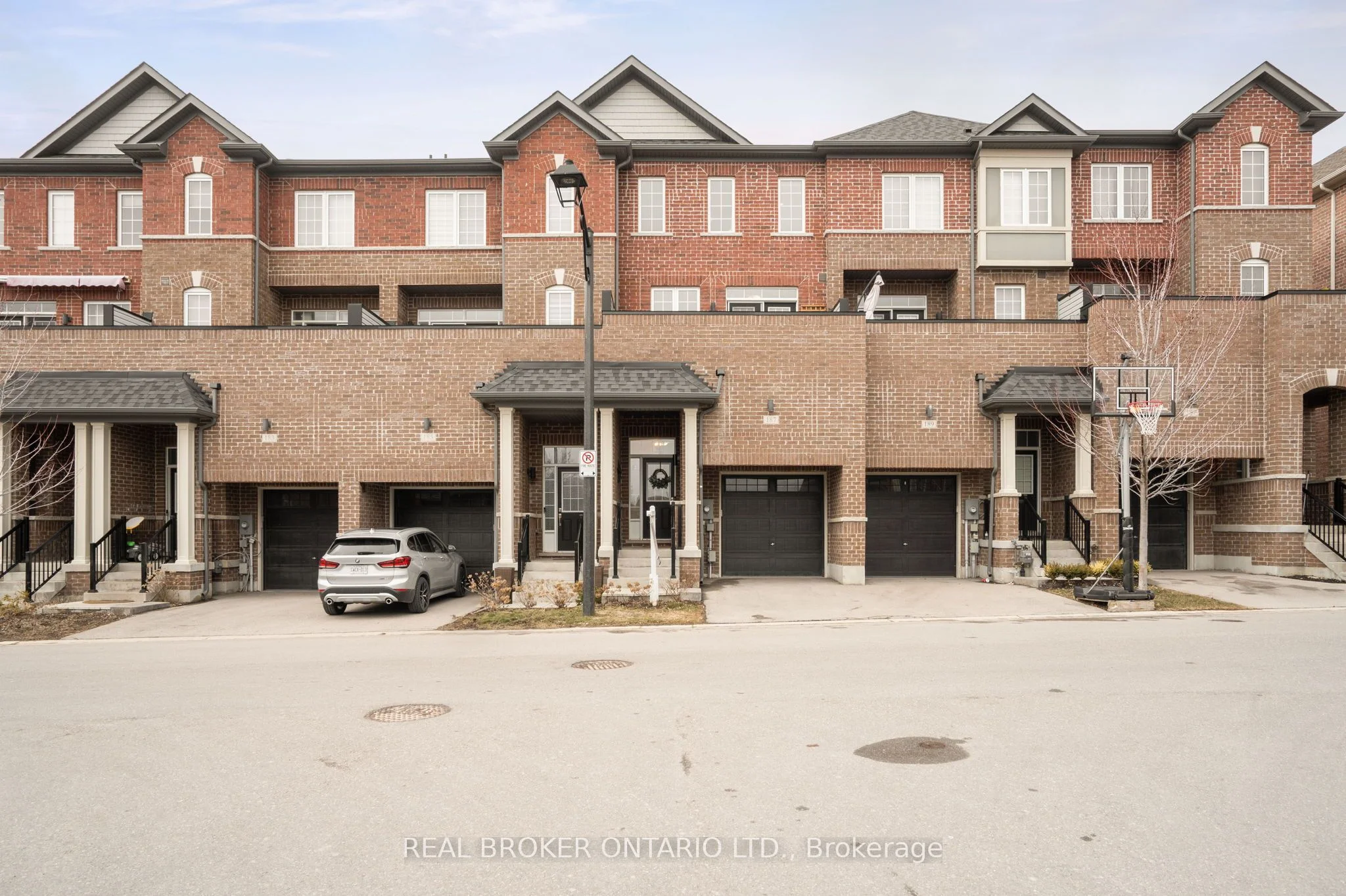 Att/Row/Townhouse in Newmarket