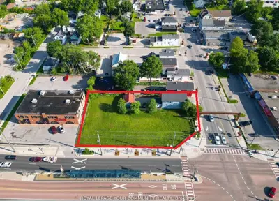 11 Main St (432/438 Davis) E, Newmarket, On L3y 3y1