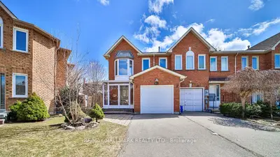 Att/Row/Townhouse in Richmond Hill