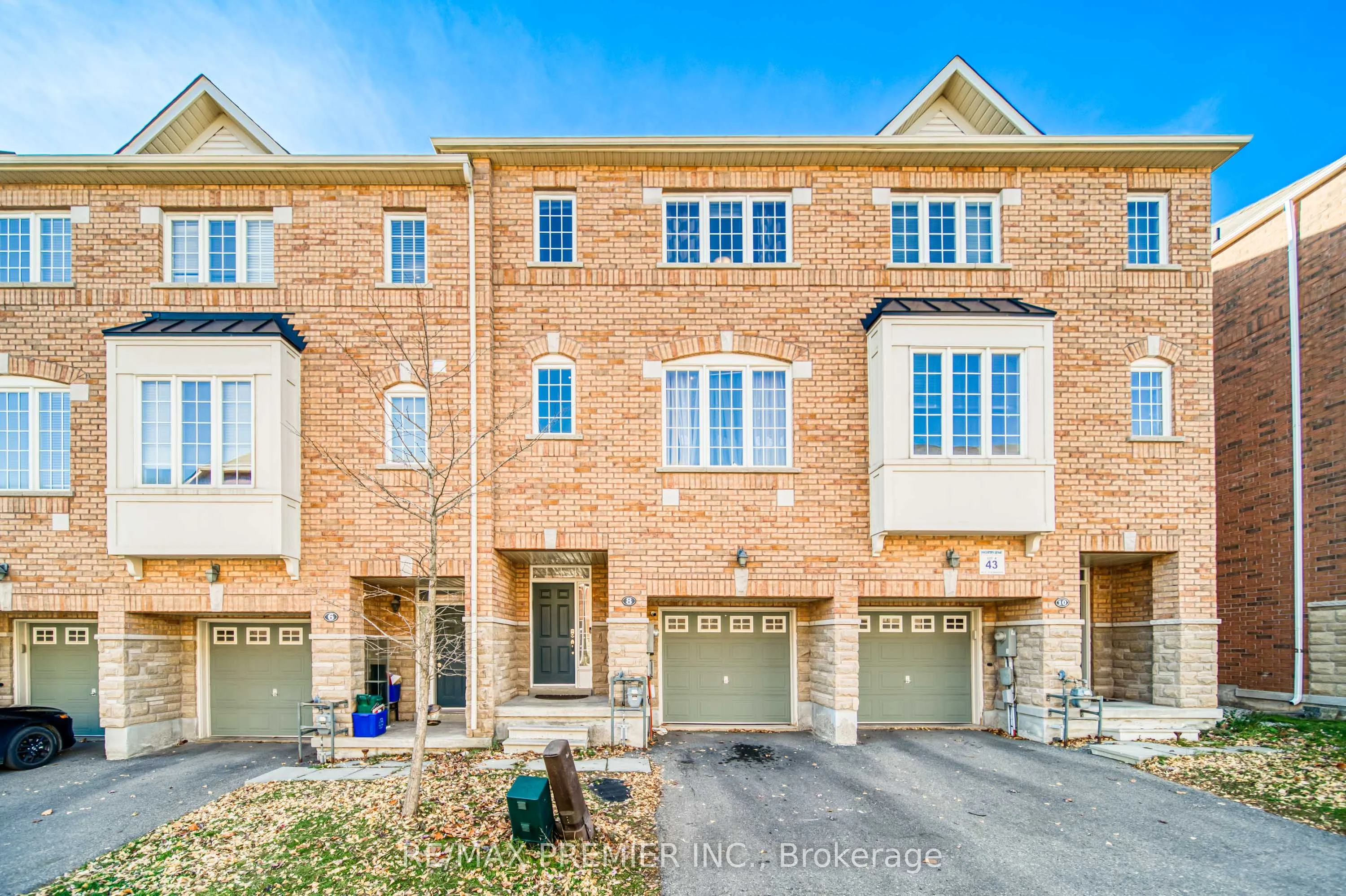 Att/Row/Townhouse in Richmond Hill