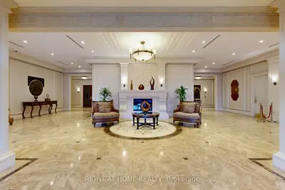 Condo Apartment in Vaughan