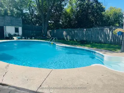 392 Terry Drive, Newmarket, On L3y 5e7