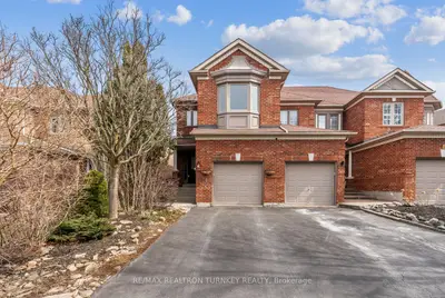 Att/Row/Townhouse in Newmarket