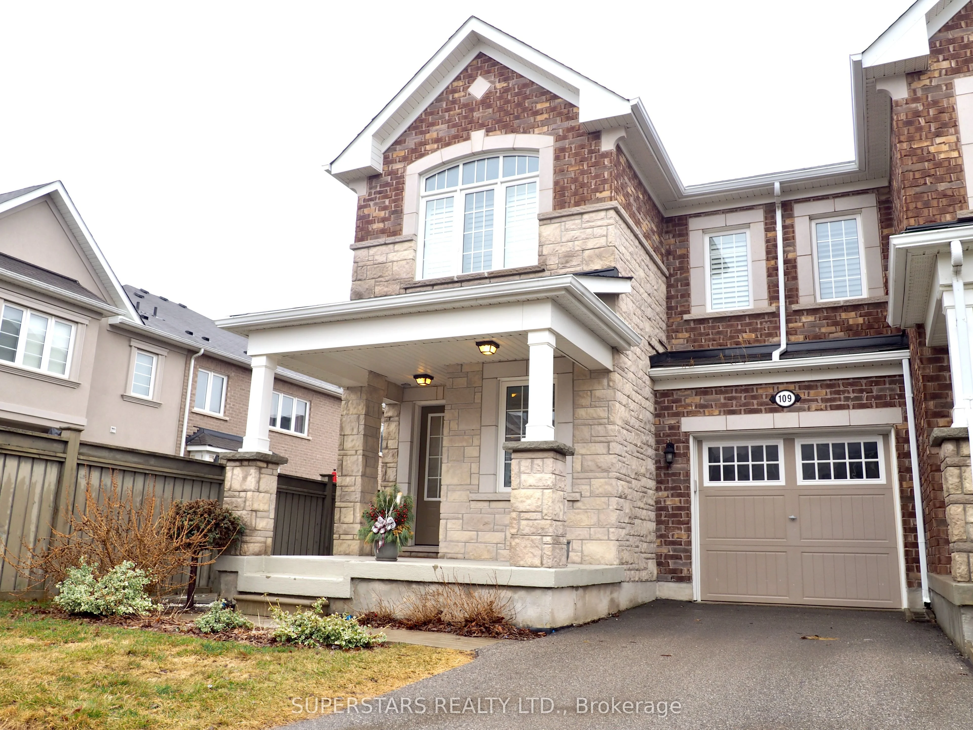 Att/Row/Townhouse in Aurora