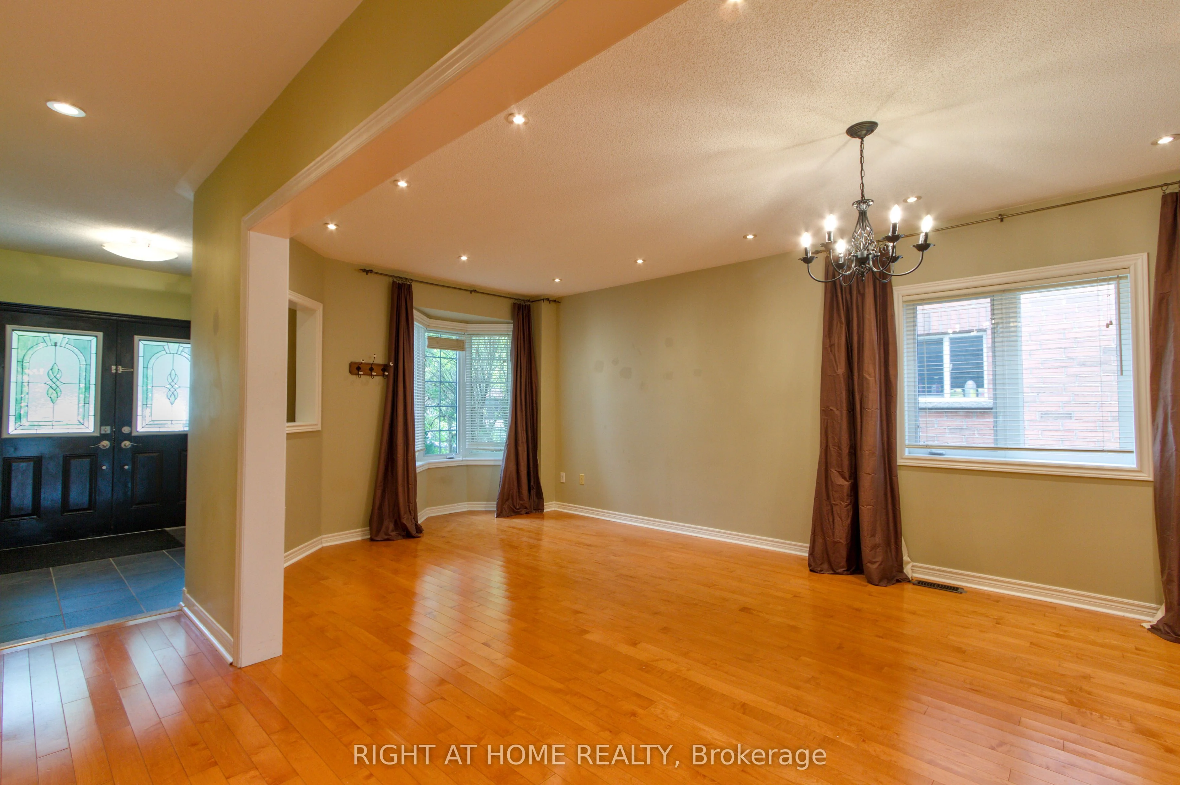 94 Memorial Gardens Way Main, Newmarket, ON L3X 3A7