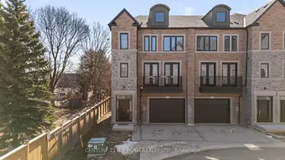 Att/Row/Townhouse in Newmarket