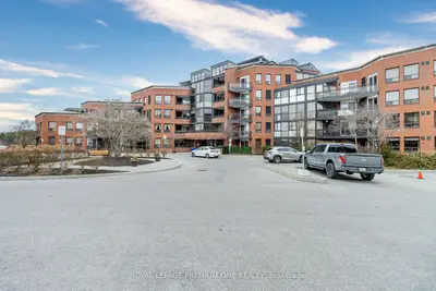 Condo Apartment in Vaughan