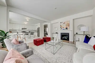204 Thompson Drive, East Gwillimbury, On L9n 0v7