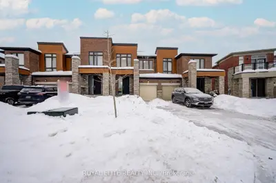 Att/Row/Townhouse in Aurora