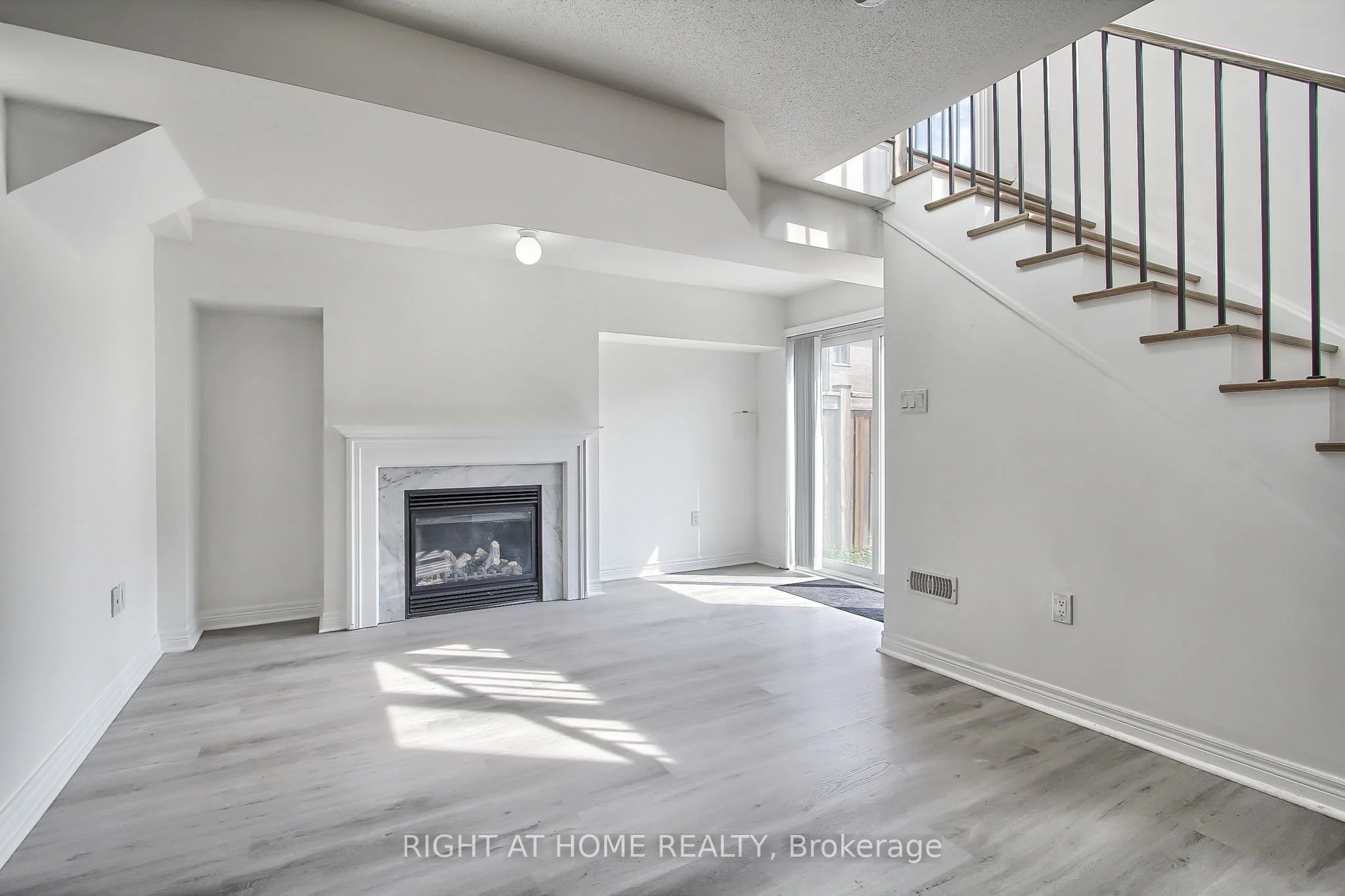 63 Paper Mills Crescent, Richmond Hill, On L4e 0v4