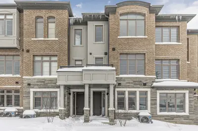 Att/Row/Townhouse in Vaughan