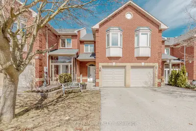 Att/Row/Townhouse in Richmond Hill