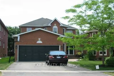 752 College Manor Drive, Newmarket, On L3y 8g6