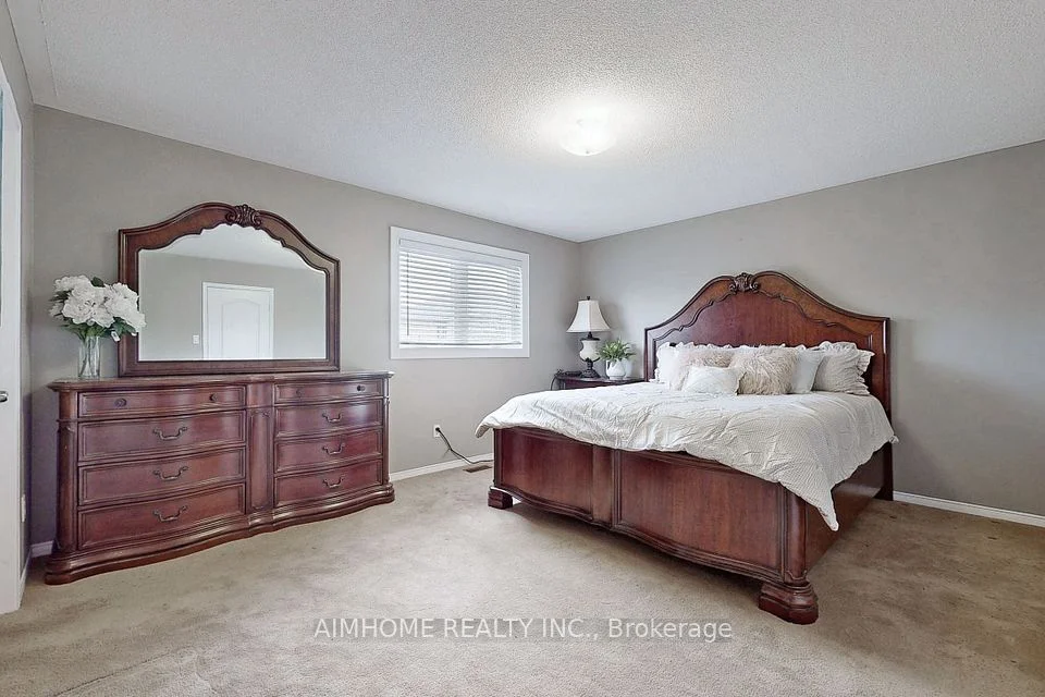 399 Flanagan Court, Newmarket, On L3x 2g1