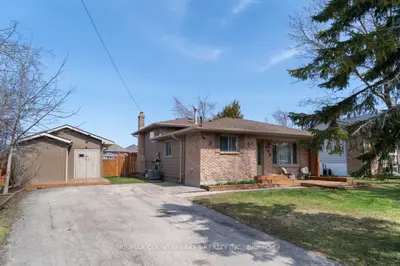Detached in Brock