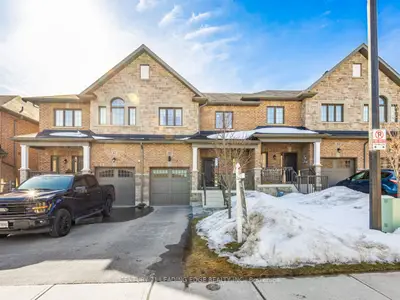 Att/Row/Townhouse in Uxbridge