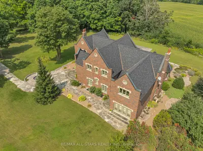 Detached in Brock