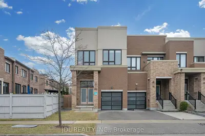 Att/Row/Townhouse in Richmond Hill