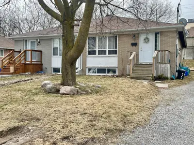 22 Boothbay Crescent, Newmarket, On L3y 1y5