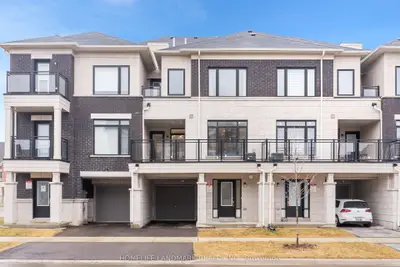 Att/Row/Townhouse in Richmond Hill