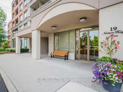 19 Northern Heights Drive 403, Richmond Hill, On L4b 4m4