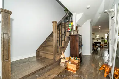 Att/Row/Townhouse in Newmarket
