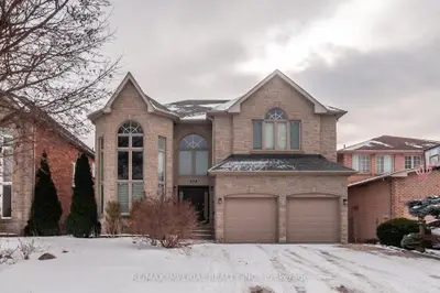 23 A Mackay Drive, Richmond Hill, On L4c 6n9