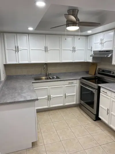 20 Baif Boulevard 810, Richmond Hill, On L4c 8t1