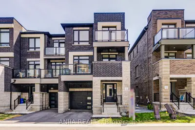 Att/Row/Townhouse in Richmond Hill