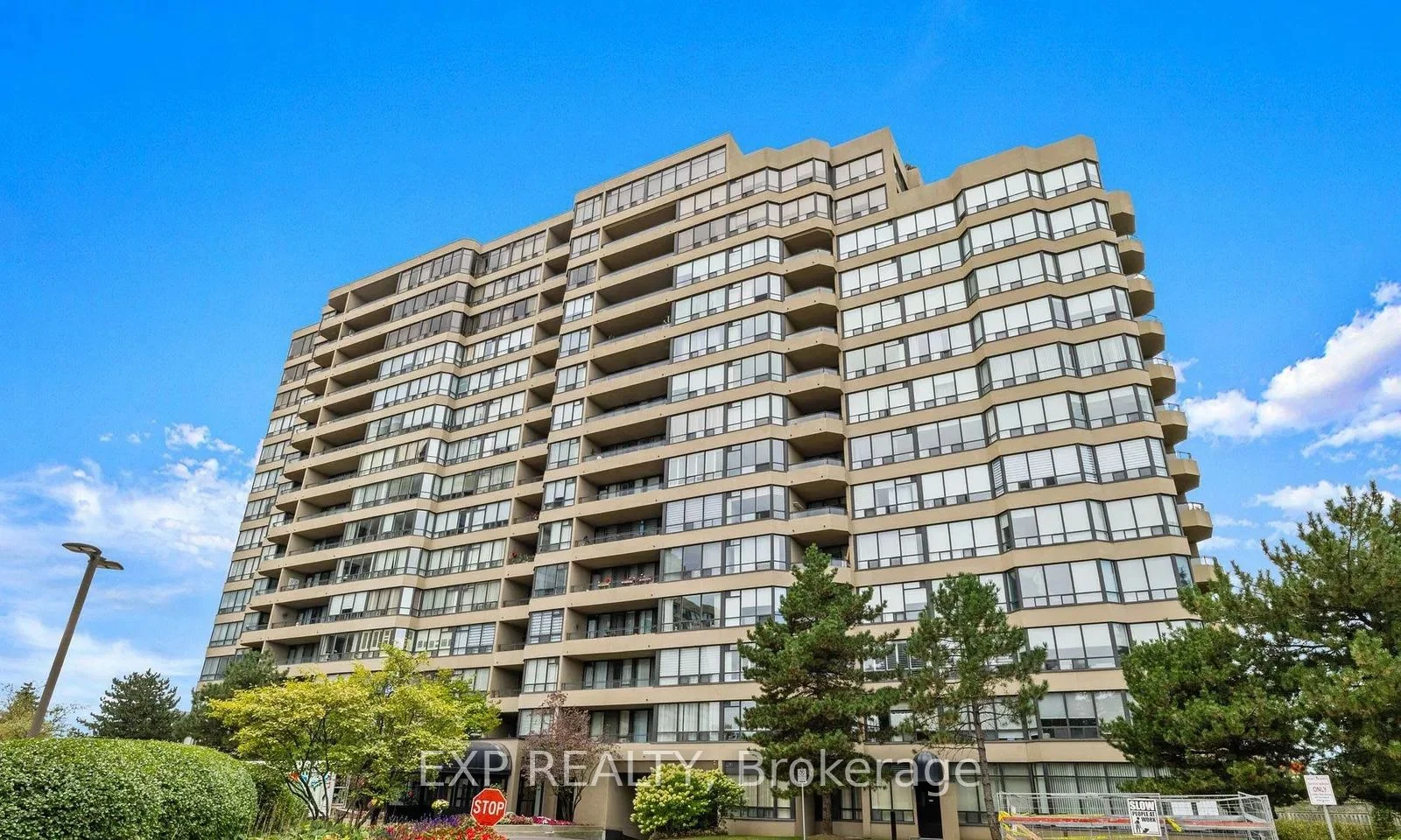 22 Clarissa Drive 306, Richmond Hill, On L4c 9r6