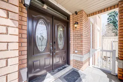 Att/Row/Townhouse in Richmond Hill