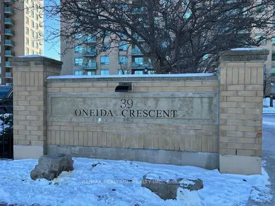 Condo Apartment in Richmond Hill