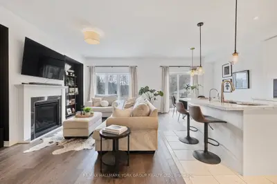 Att/Row/Townhouse in Uxbridge