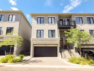Condo Townhouse in Richmond Hill