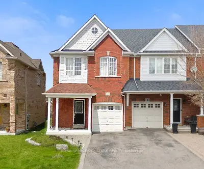 Att/Row/Townhouse in Newmarket