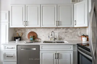 Condo Apartment in Richmond Hill