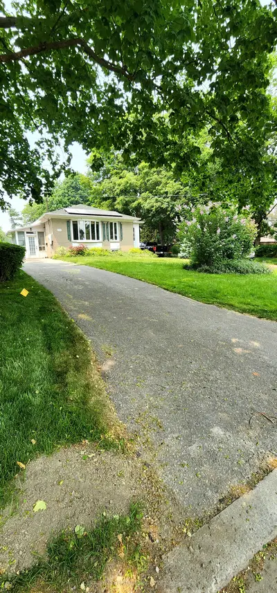 102 Lundy's Lane Main Floor, Newmarket, On L3y 3r8