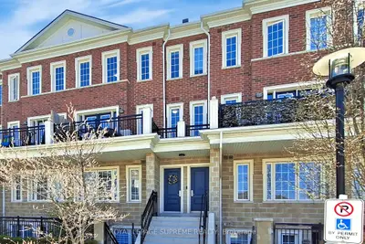 Condo Townhouse in Vaughan