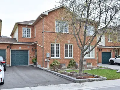 Condo Townhouse in Vaughan