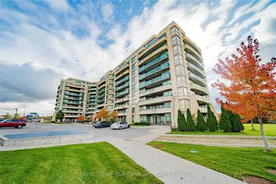 Condo Apartment in Richmond Hill