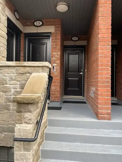 Common Element Condo in Vaughan