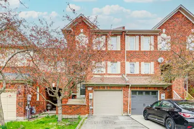 Att/Row/Townhouse in Aurora