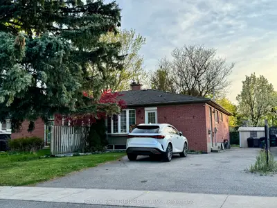 Semi-Detached in Richmond Hill