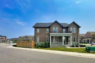 Att/Row/Townhouse in Newmarket