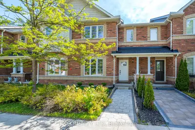 Att/Row/Townhouse in East Gwillimbury